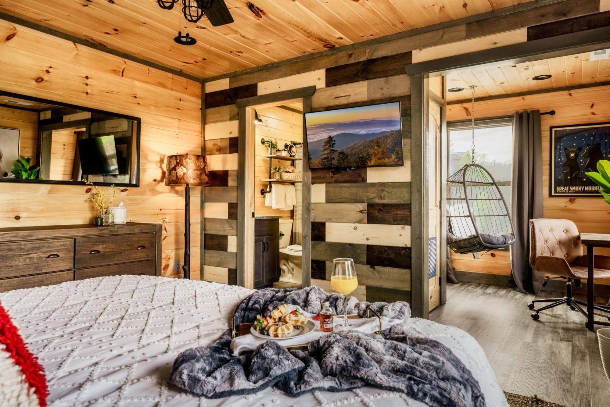 Mountainscape - Brand New Cabin W Views - Hottub - Firetable - Ps5 - Pooltable - 3 Pools 개틀린버그 외부 사진