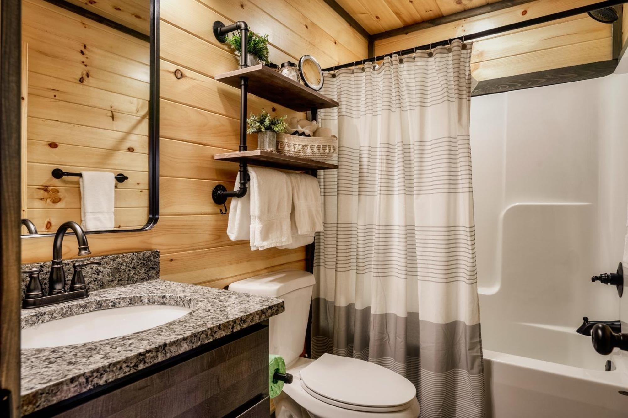 Mountainscape - Brand New Cabin W Views - Hottub - Firetable - Ps5 - Pooltable - 3 Pools 개틀린버그 외부 사진