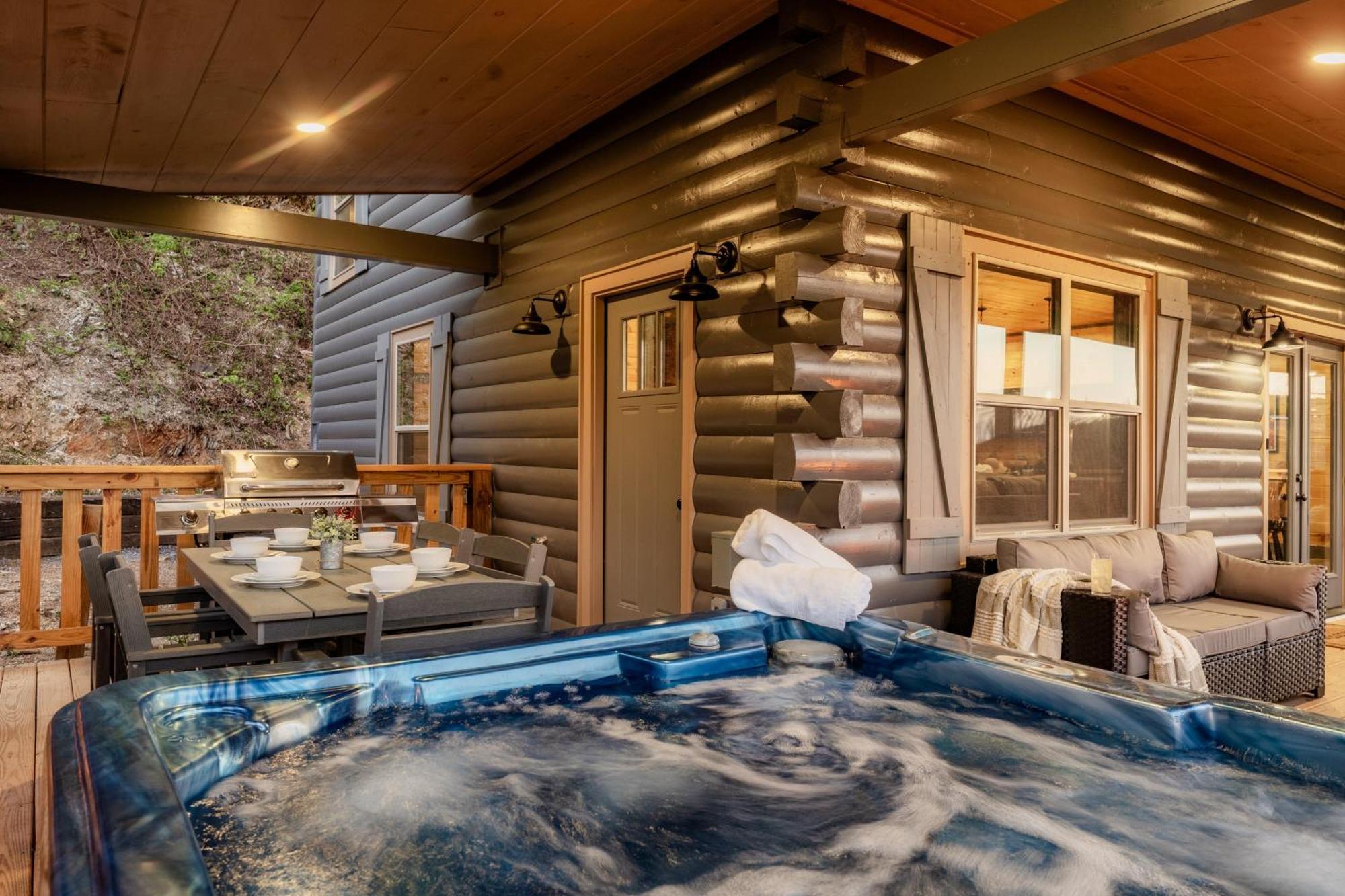 Mountainscape - Brand New Cabin W Views - Hottub - Firetable - Ps5 - Pooltable - 3 Pools 개틀린버그 외부 사진