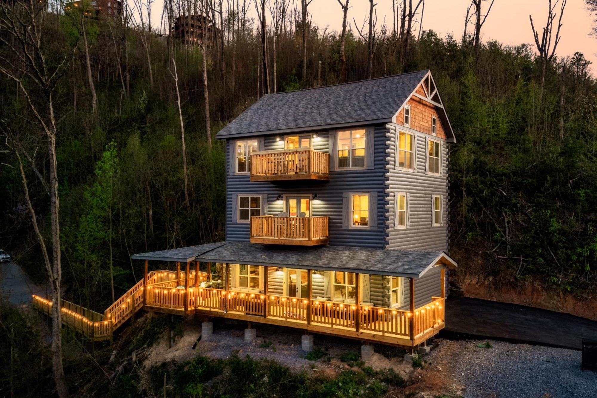 Mountainscape - Brand New Cabin W Views - Hottub - Firetable - Ps5 - Pooltable - 3 Pools 개틀린버그 외부 사진