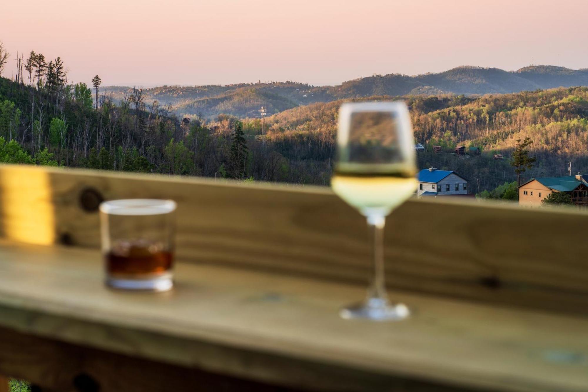 Mountainscape - Brand New Cabin W Views - Hottub - Firetable - Ps5 - Pooltable - 3 Pools 개틀린버그 외부 사진