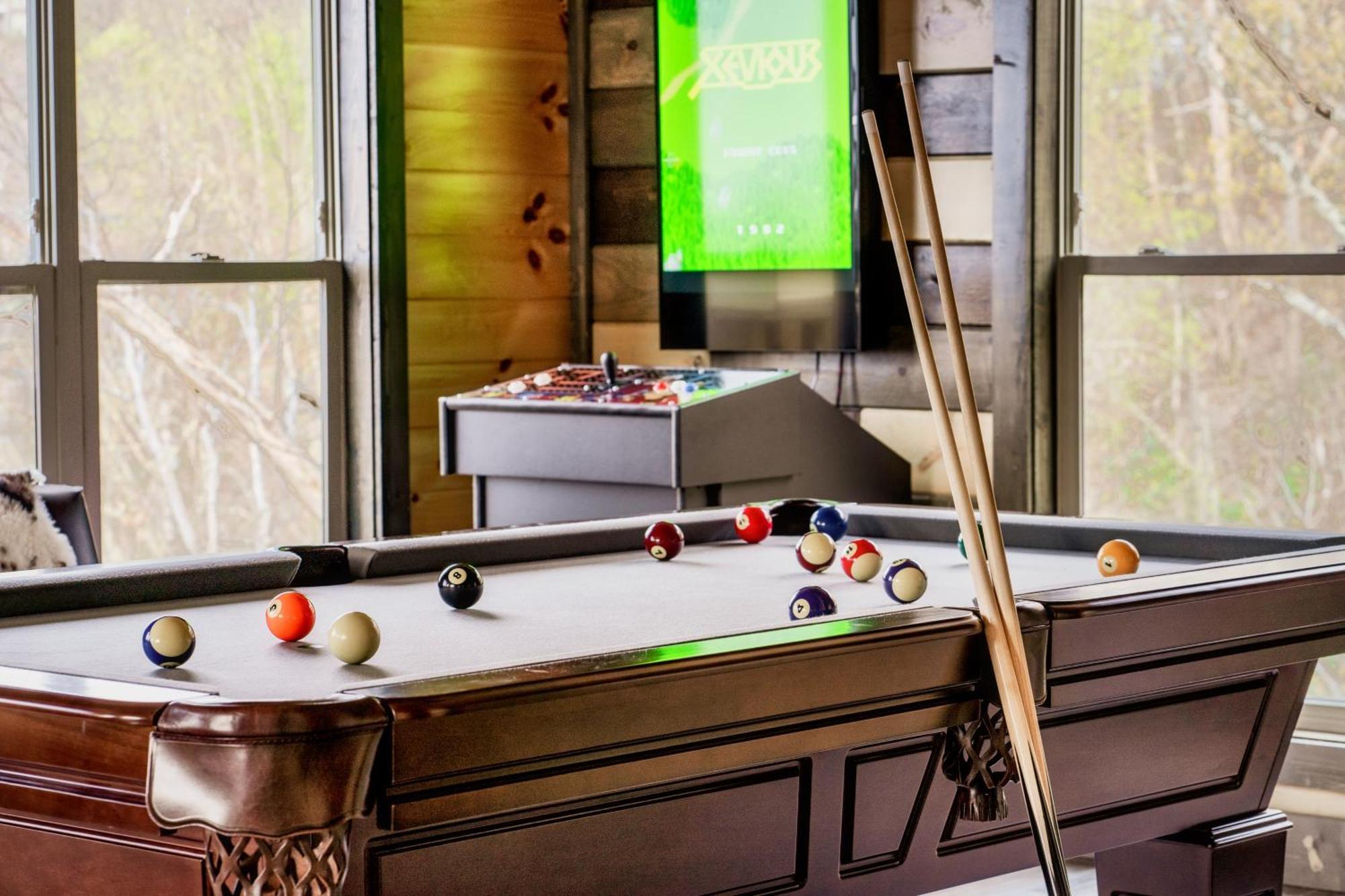 Mountainscape - Brand New Cabin W Views - Hottub - Firetable - Ps5 - Pooltable - 3 Pools 개틀린버그 외부 사진