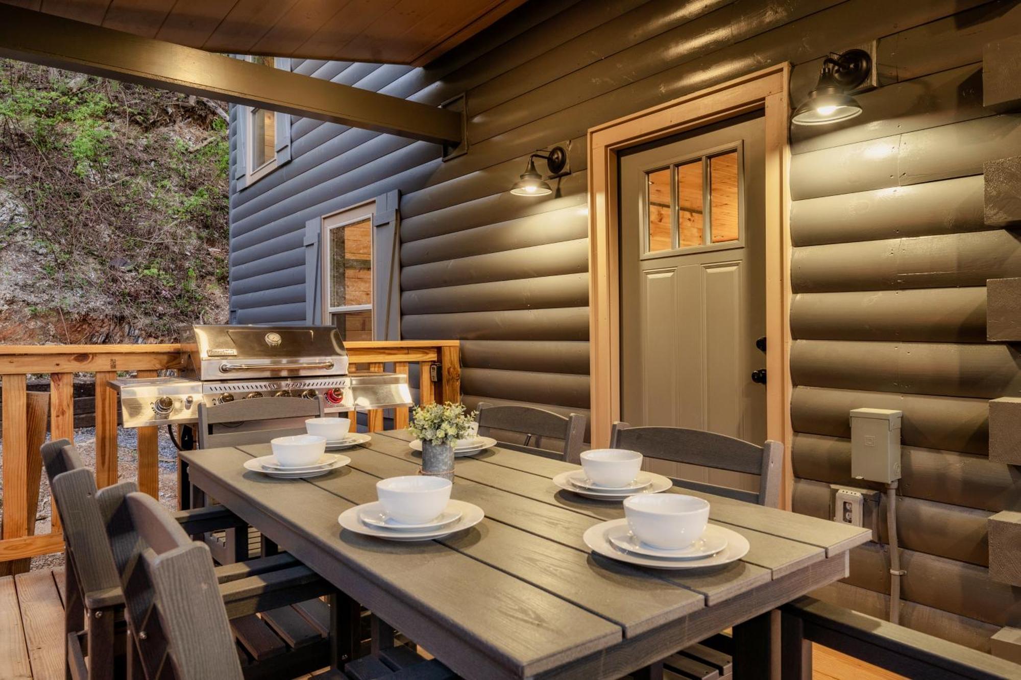 Mountainscape - Brand New Cabin W Views - Hottub - Firetable - Ps5 - Pooltable - 3 Pools 개틀린버그 외부 사진