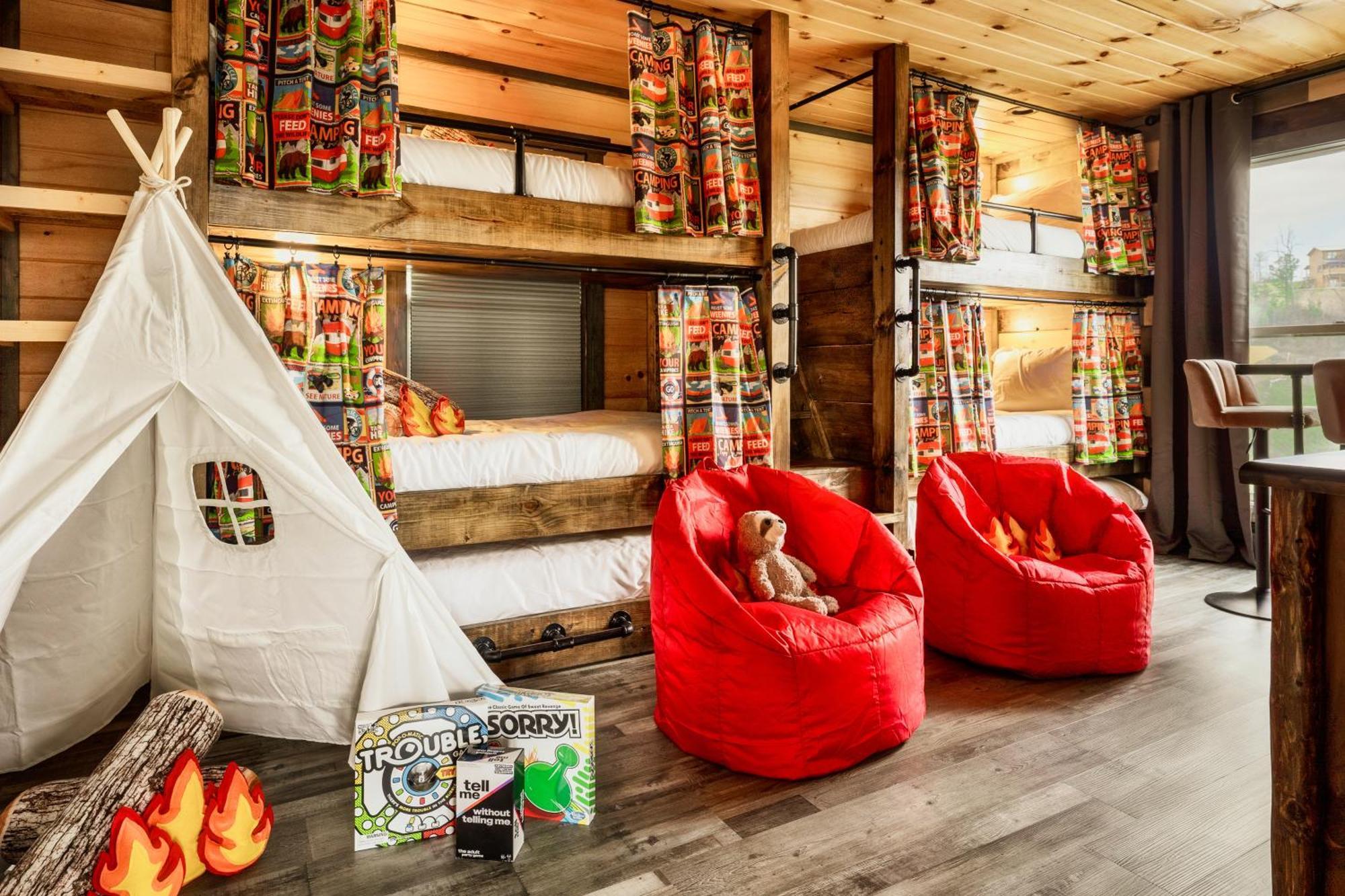 Mountainscape - Brand New Cabin W Views - Hottub - Firetable - Ps5 - Pooltable - 3 Pools 개틀린버그 외부 사진