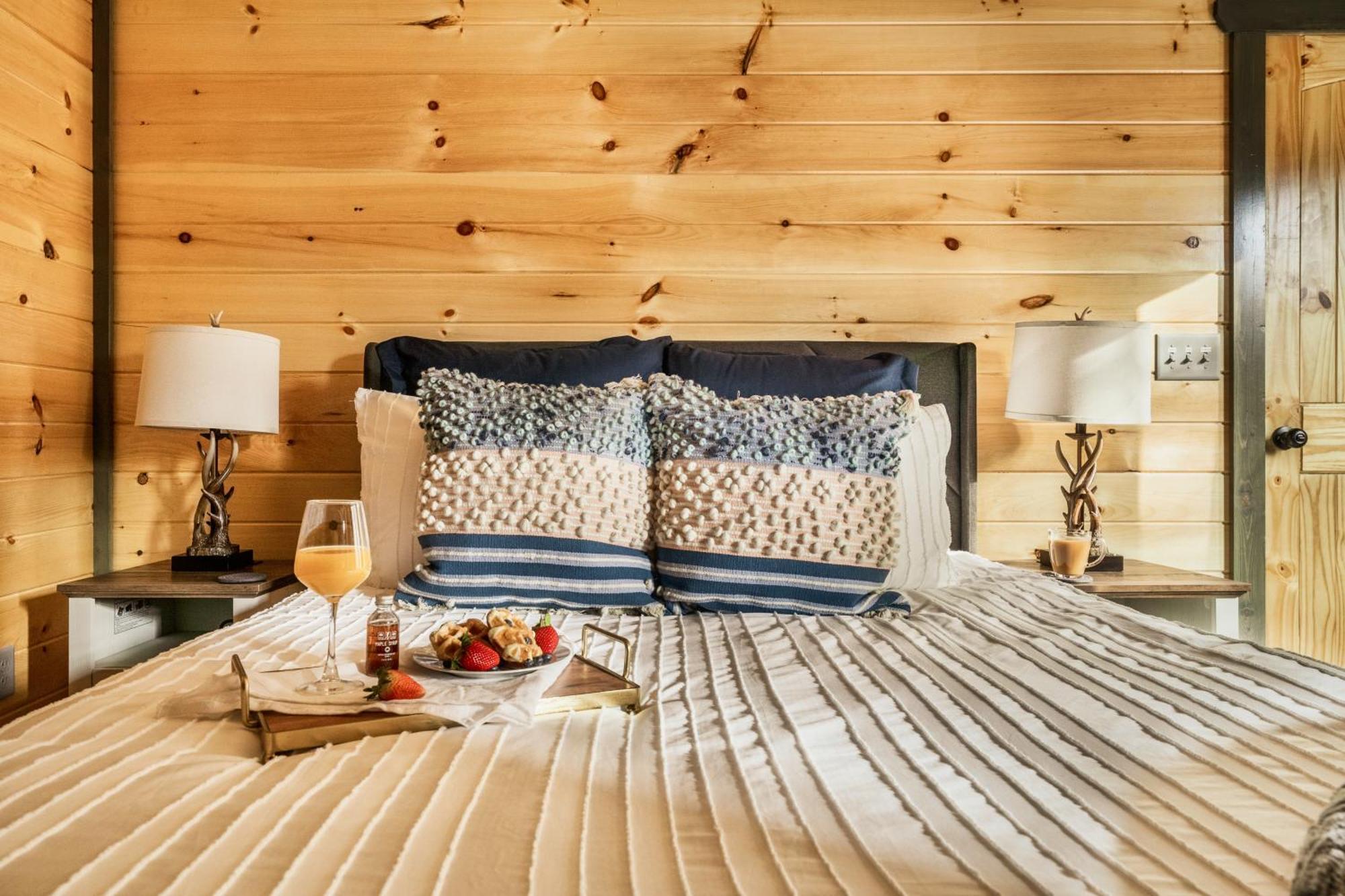Mountainscape - Brand New Cabin W Views - Hottub - Firetable - Ps5 - Pooltable - 3 Pools 개틀린버그 외부 사진