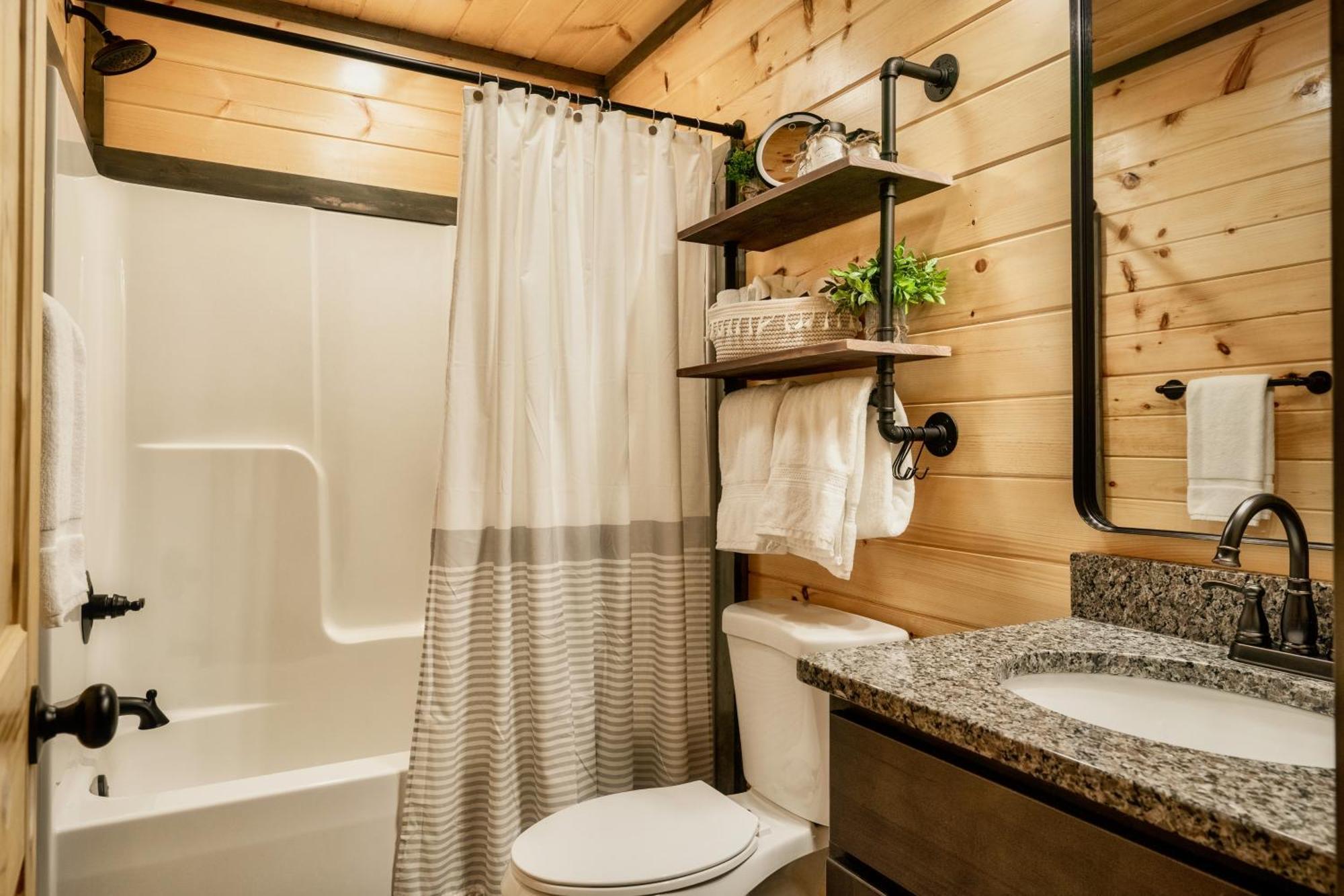 Mountainscape - Brand New Cabin W Views - Hottub - Firetable - Ps5 - Pooltable - 3 Pools 개틀린버그 외부 사진